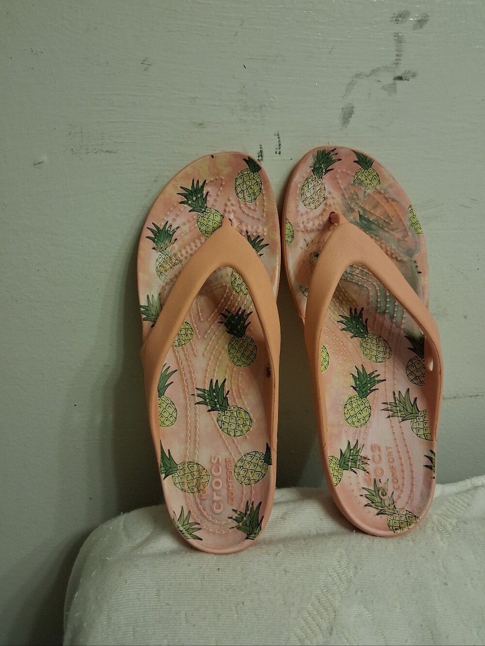 Crocs Women’s Pink Pineapple Print Flip Flop Sandals Size 8